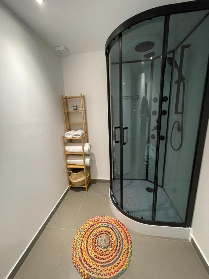 Astrolithos Down Town Apartment
